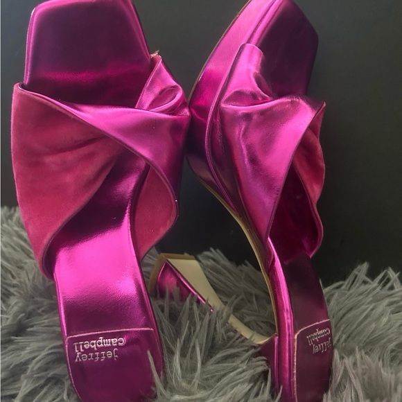 New! Jeffrey Campbell Free People
From Collection of Luna Metallic
Size 6 1/2 - Picture 5 of 10